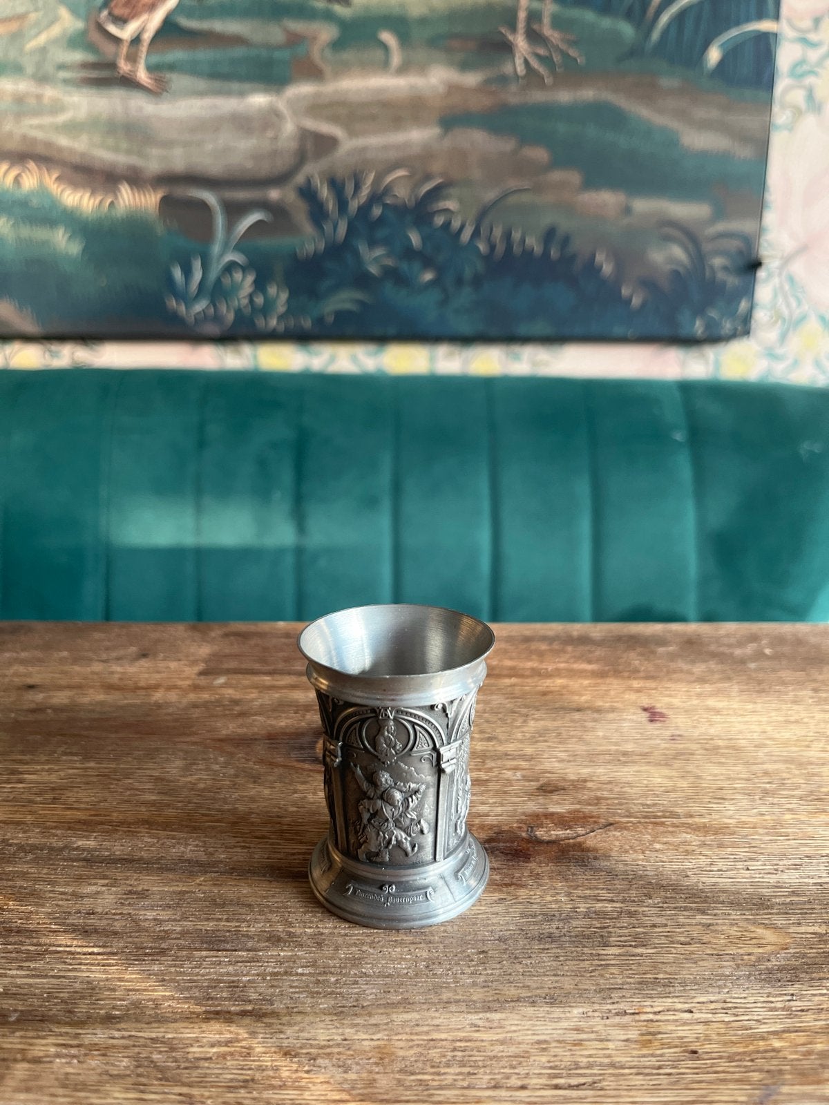 Antieke tinnen beker met reliëfdecoratie, Ophalen