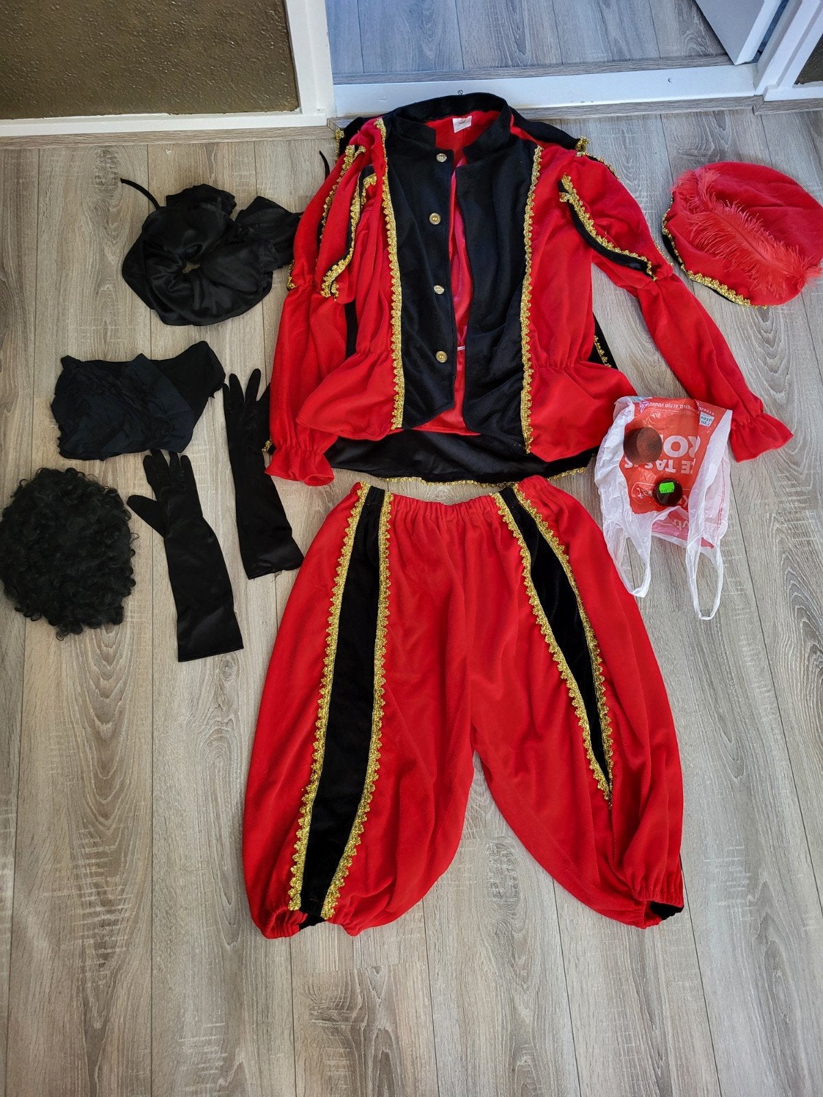 Zwarte pietepak met accessoires, Diversen, Sinterklaas, Ophalen, Zo goed als nieuw