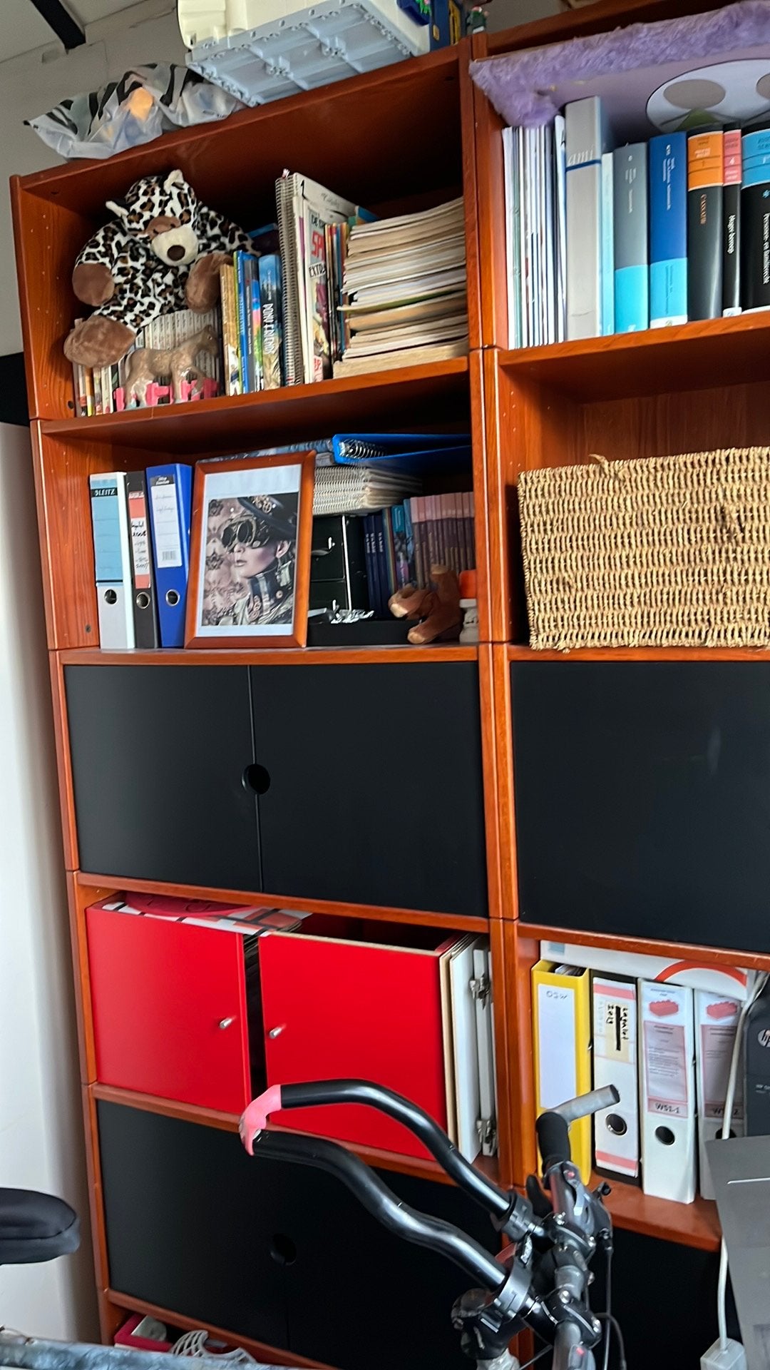 2 grote boekenkasten kersen met 8 zwarte deurtjes, Huis en Inrichting, Kasten | Boekenkasten, Ophalen, Gebruikt, 200 cm of meer