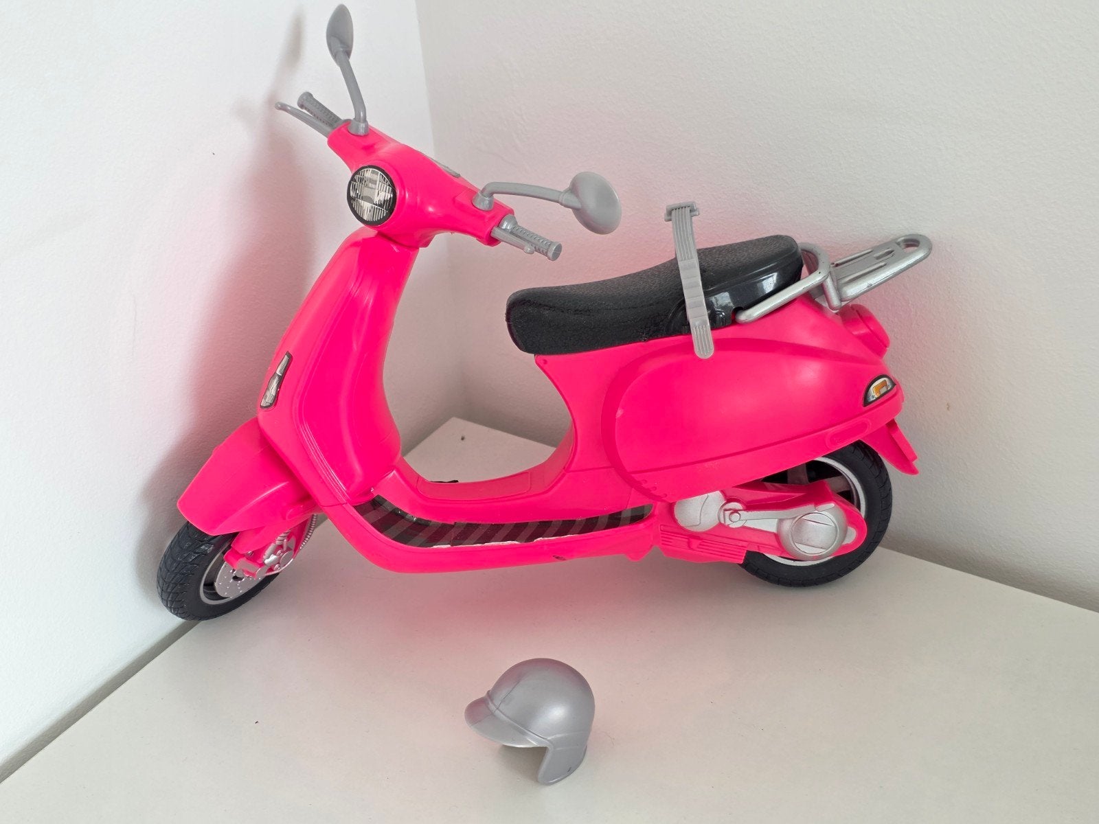 Barbie scooter met helm, Kinderen en Baby's, Ophalen of Verzenden, Gebruikt, Barbie