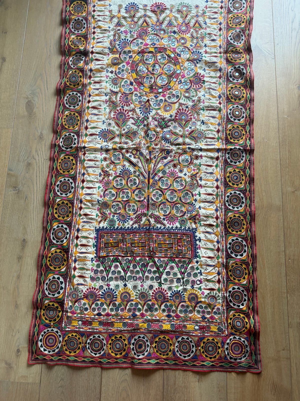 Geborduurde doek met spiegeltjes uit Rajasthan, Ophalen