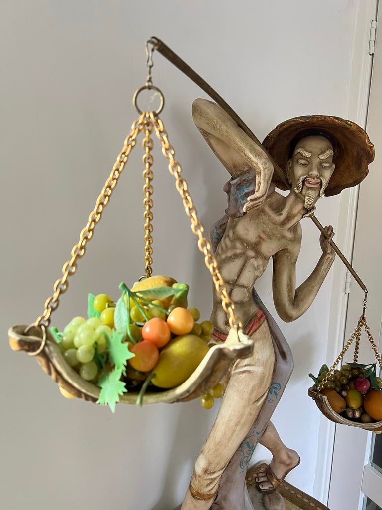 Italiaans beeld van een man met fruitmanden, Ophalen, 50 - 100 cm, Steen of Keramiek, Beeld