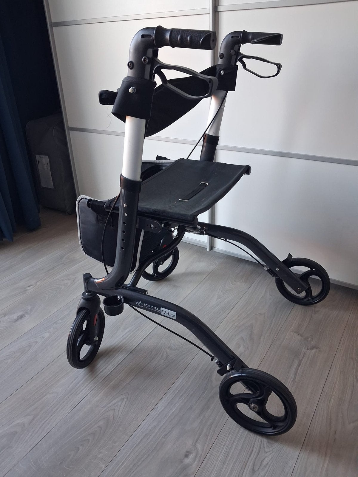 Excel EZ - lite rollator met opbergtas, stokhouder, zitvlak, Ophalen, Opvouwbaar, Zo goed als nieuw