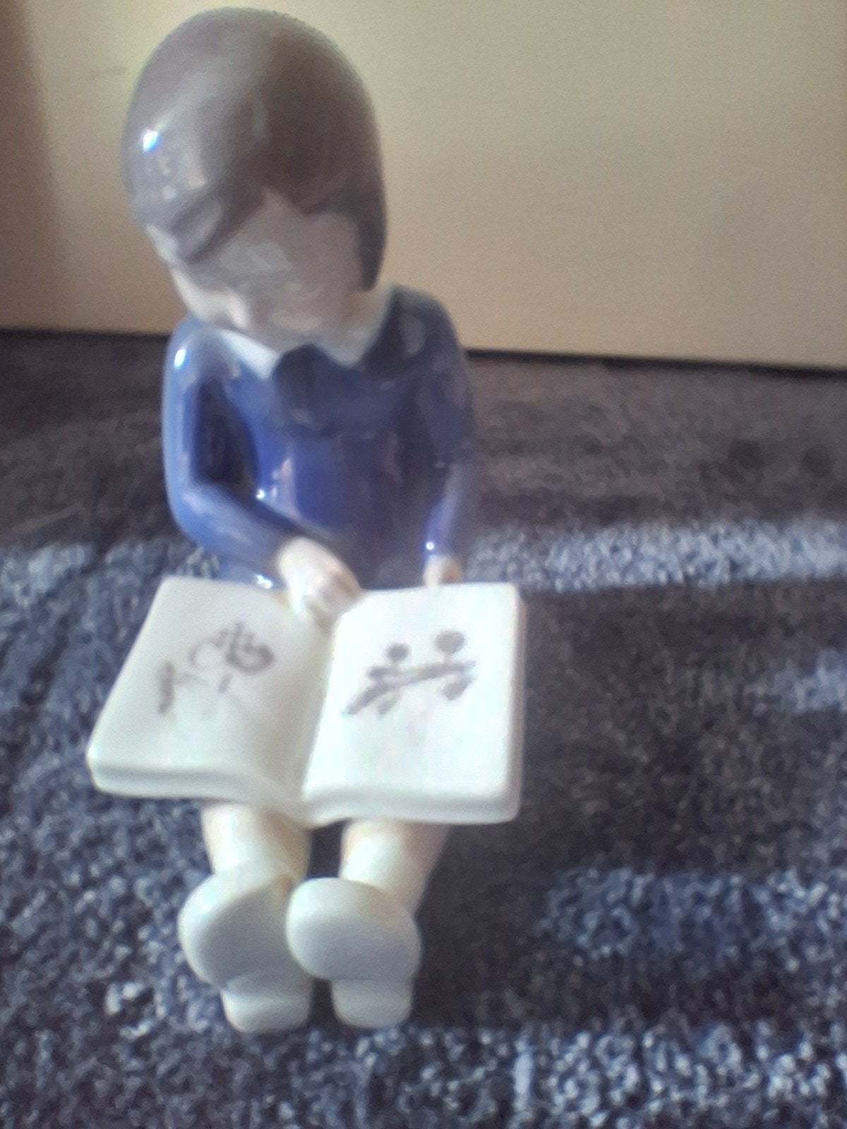 Nano/Lladro beeldje lezend meisje, Ophalen of Verzenden, Zo goed als nieuw
