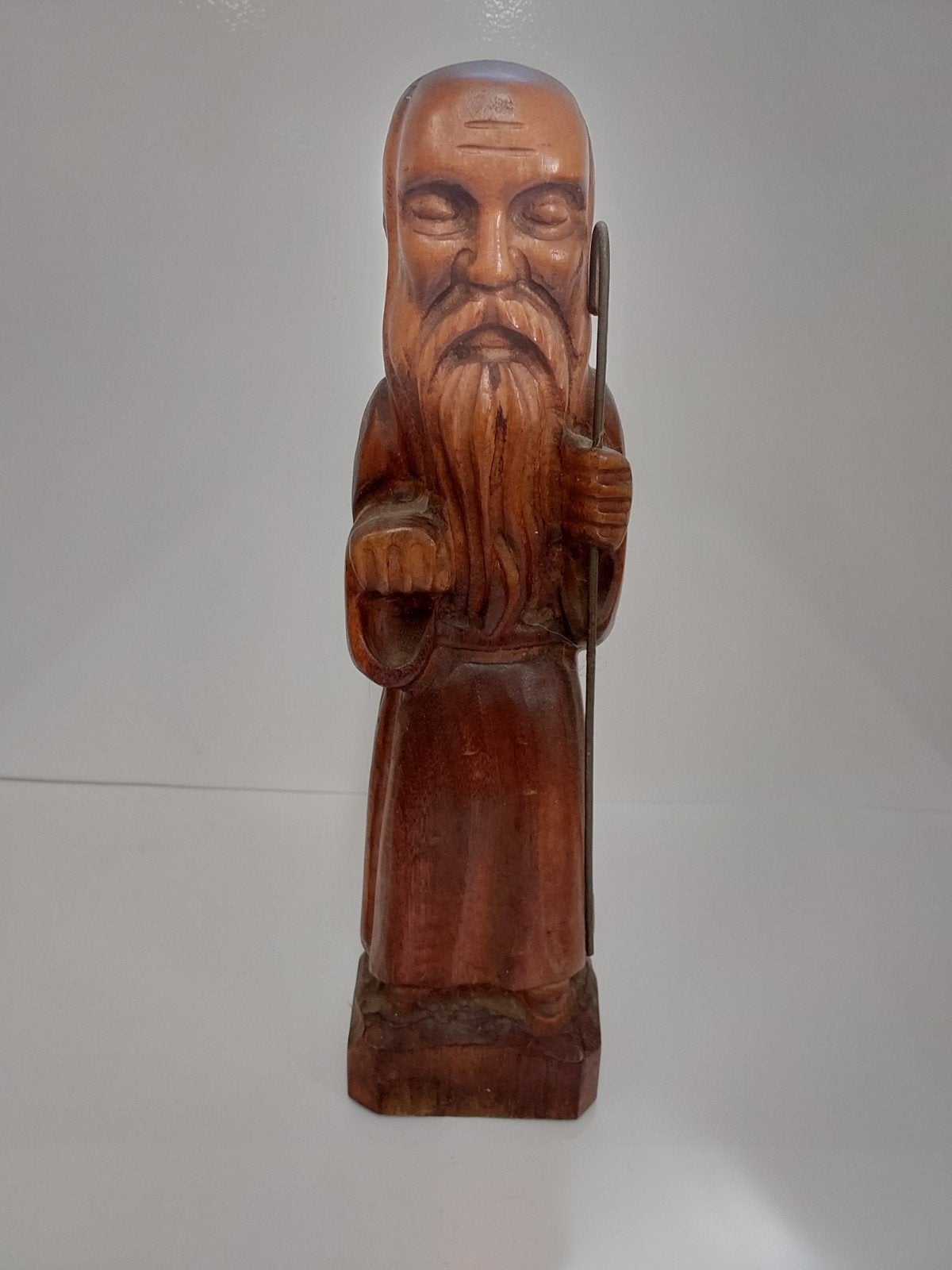 Houten beeld van een man met baard en staf, Antiek en Kunst, Ophalen of Verzenden, Handgemaakt, 20 - 50 cm, Beeld