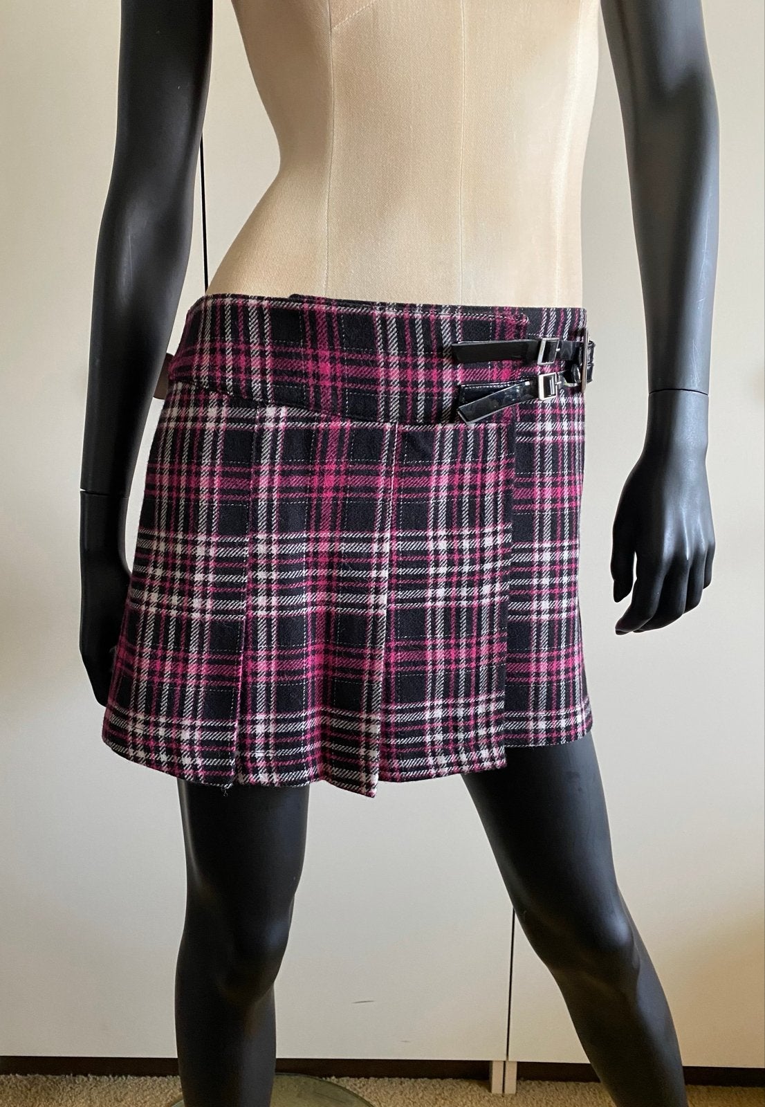 Geruite mini-rok met gespen - Roze/Zwart valt als maat M, Kleding | Dames, Maat 38/40 (M), Ophalen of Verzenden, Zo goed als nieuw