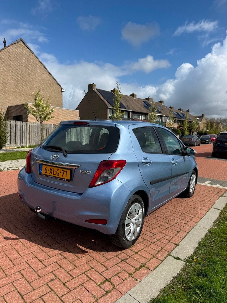 Toyota Yaris 1.3 VVT-i Aspiration automaat camera navi, Auto's, Euro 5, Stof, 4 cilinders, Blauw