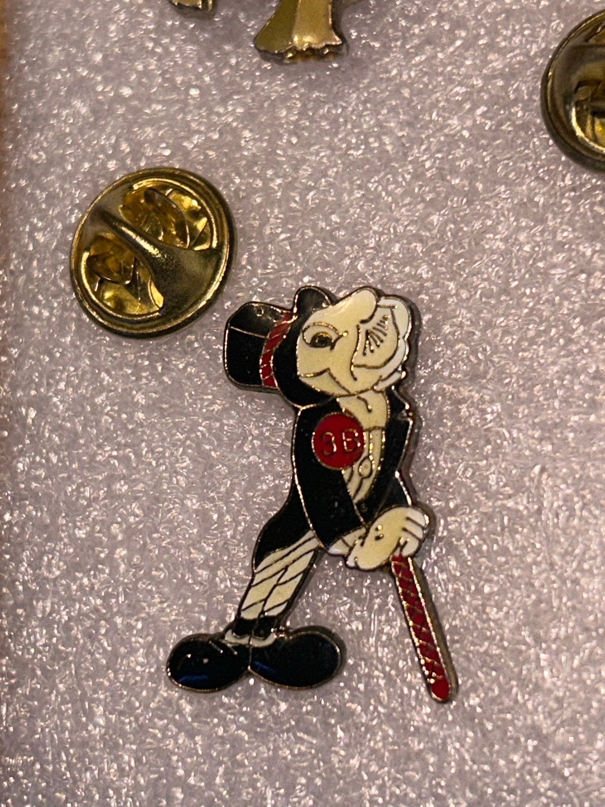 Vintage krekel pin van pinoccio, Ophalen of Verzenden, Zo goed als nieuw, Figuurtje, Speldje of Pin