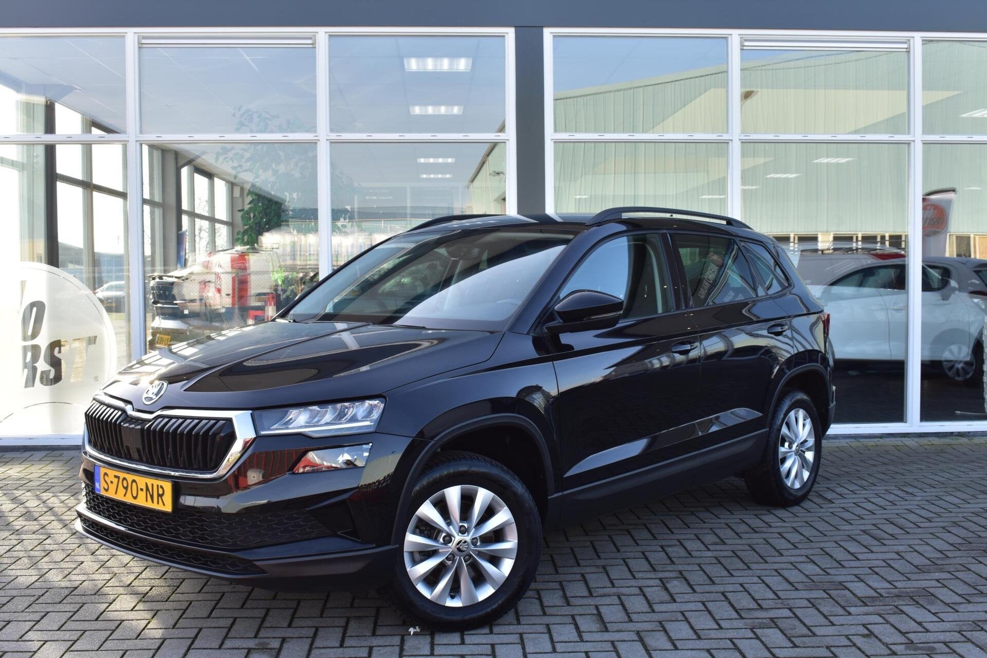 Skoda Karoq 1.5 TSI ACT Business Edition | Navigatie | Digit, Auto's, Euro 6, 4 cilinders, Zwart, SUV of Terreinwagen