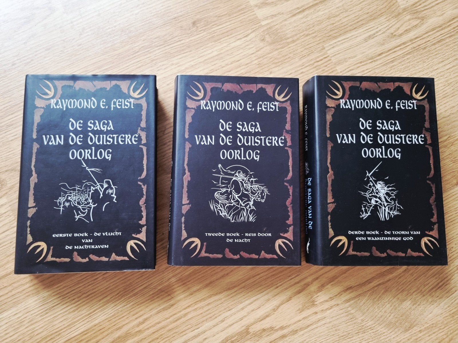 Raymond Feist - Saga van de Duistere Oorlog (3 boeken), Boeken, Ophalen of Verzenden, Gelezen, Raymond E. Feist