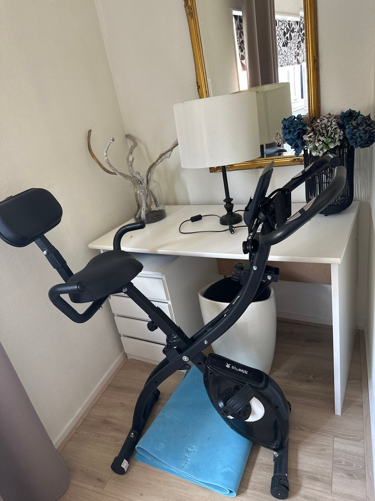 Opvouwbare hometrainer met rugleuning - Zo goed als nieuw, Sport en Fitness, Fitnessapparatuur, Ophalen, Gebruikt, Metaal, Benen