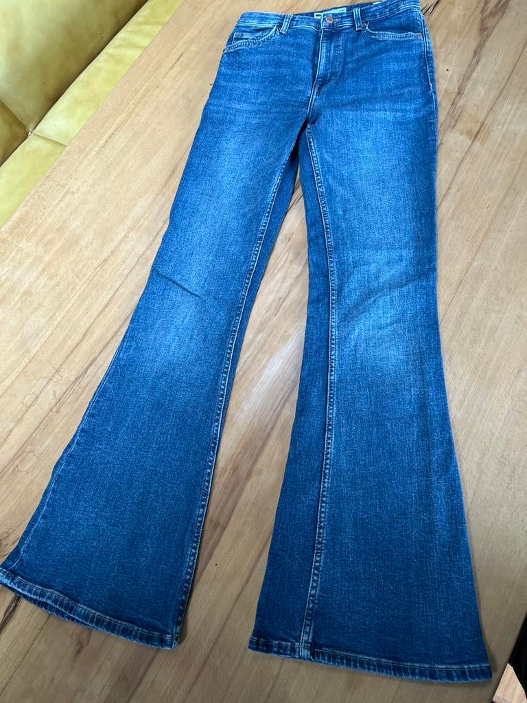 Donker blauwe flare spijkerbroek, Bershka, maat 36, Ophalen of Verzenden, Zo goed als nieuw, Blauw, W28 - W29 (confectie 36)