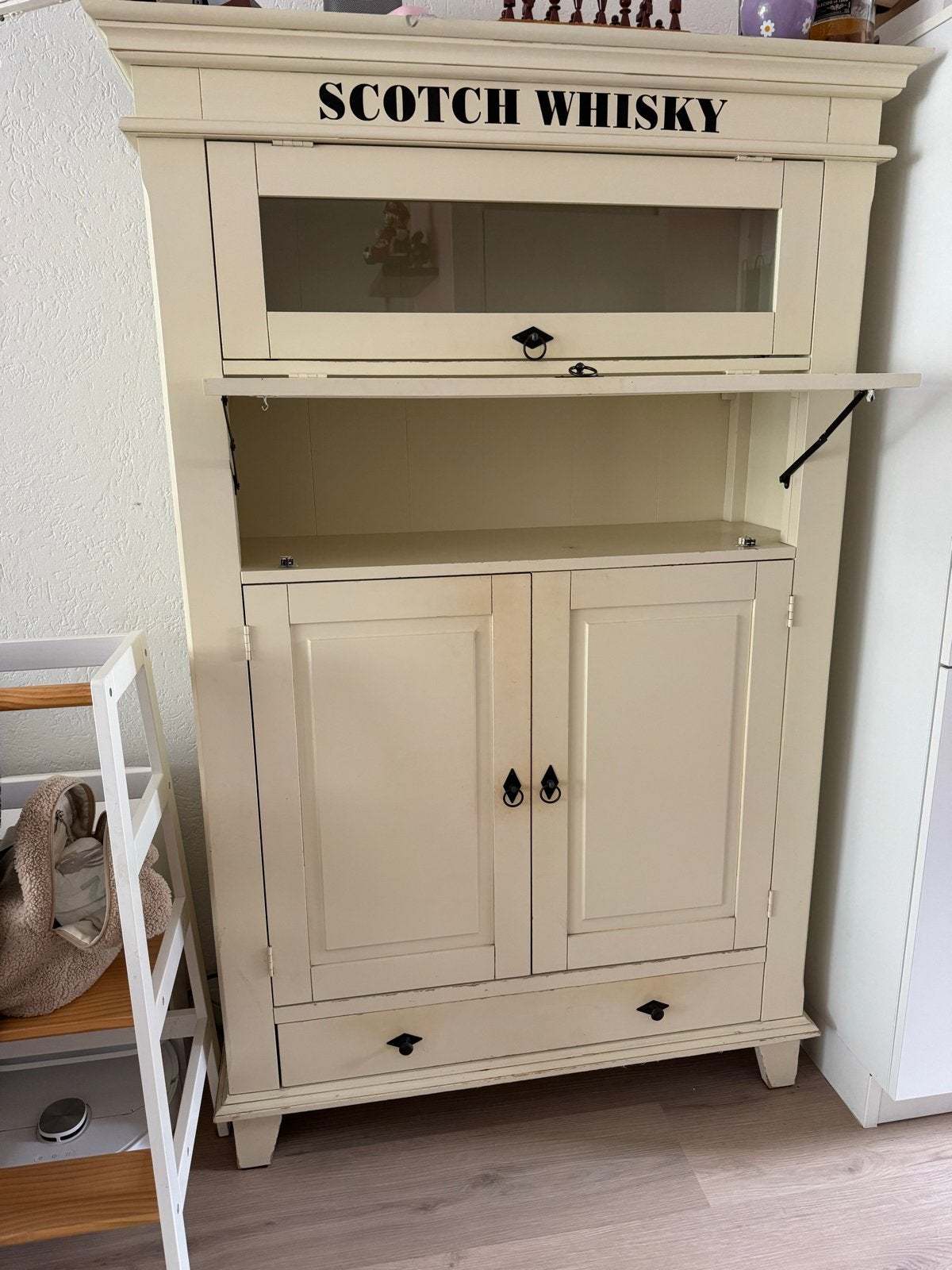 Crèmekleurige vitrinekast met 'Scotch Whisky' opdruk, Ophalen, Gebruikt, 50 tot 100 cm, Met lade(s)