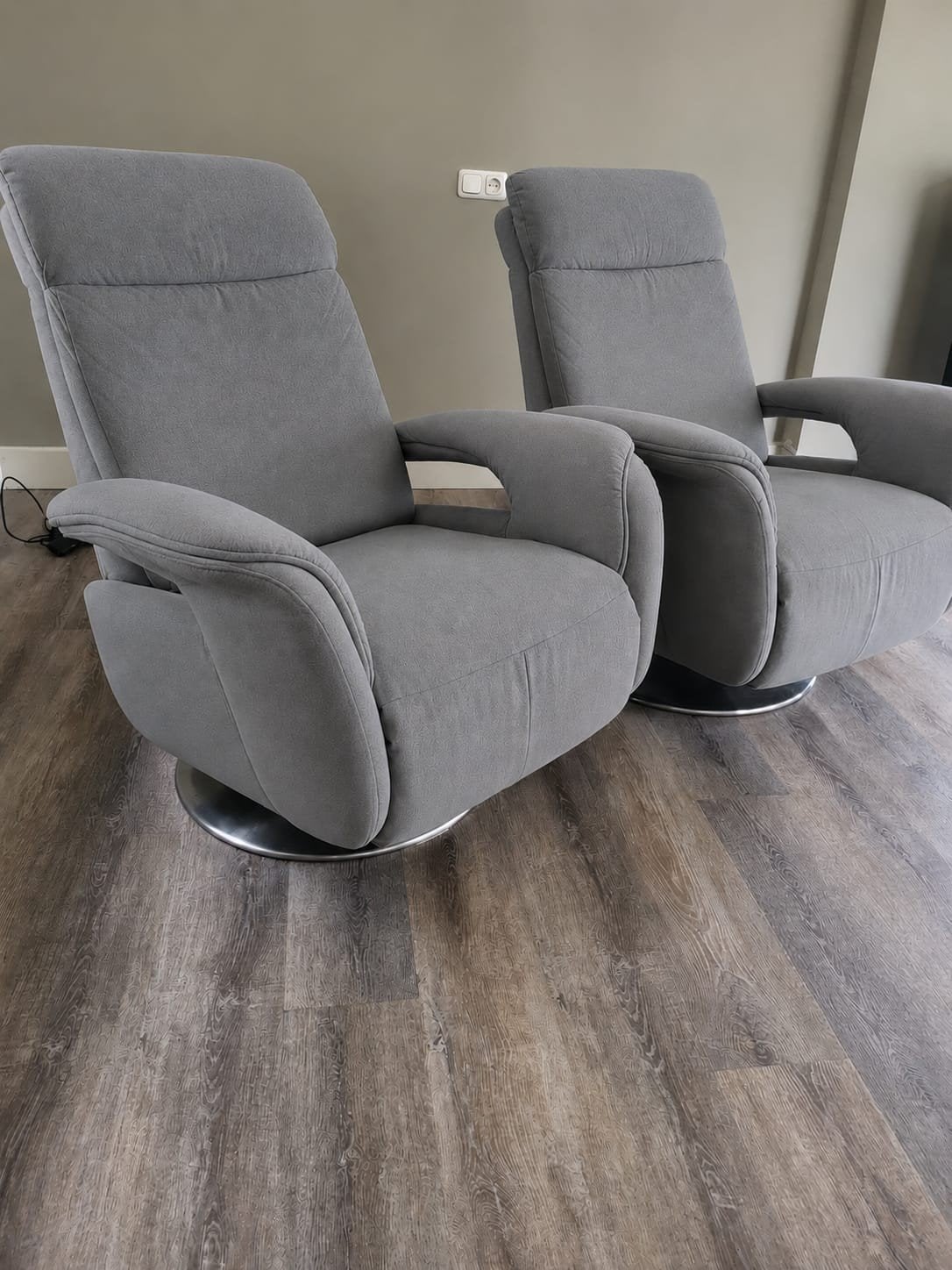 2 identieke mooi ,nette grijze relaxstoelen., mechanische., Huis en Inrichting, Fauteuils, Ophalen of Verzenden, Zo goed als nieuw