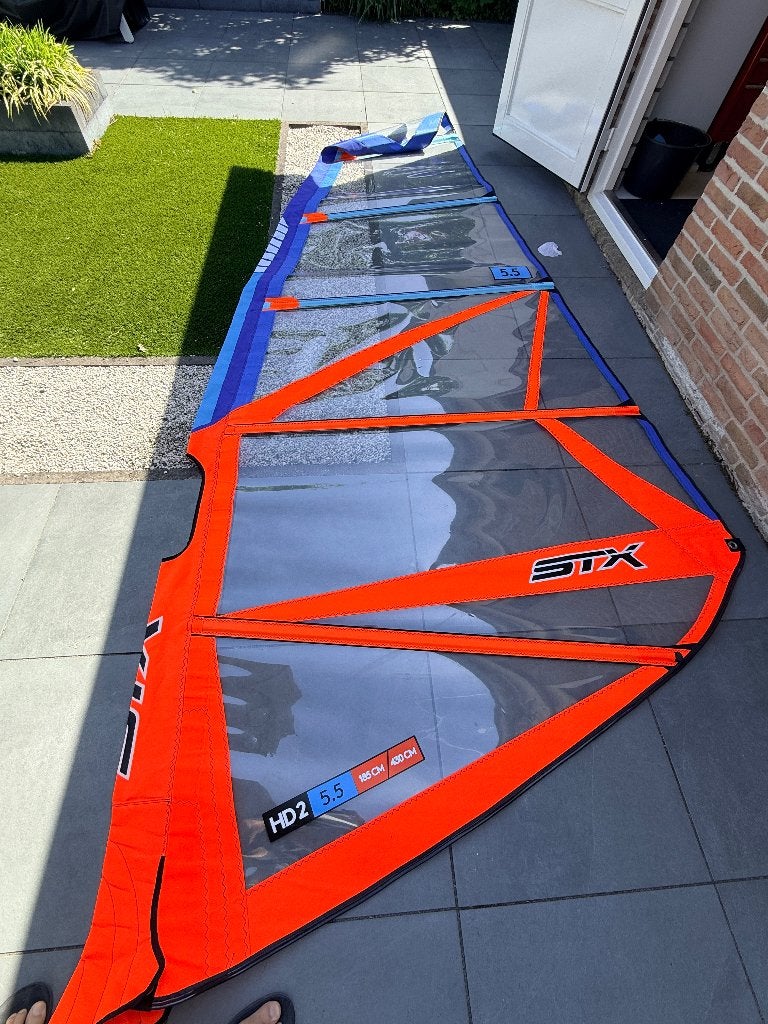 STX Surfzeil 5.5 + mast en giek STX 5.5 NIEUW , compleet, Watersport en Boten, Windsurfen, Ophalen, STX, 5 tot 6.5 m², Nieuw
