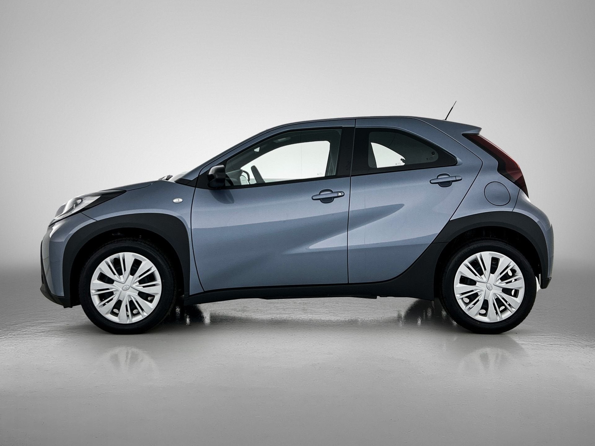 Toyota Aygo X 1.0 VVT-i MT Play | Achteruitrijcamera | Adapt, 12 maanden, Stof, 920 kg, 4 stoelen