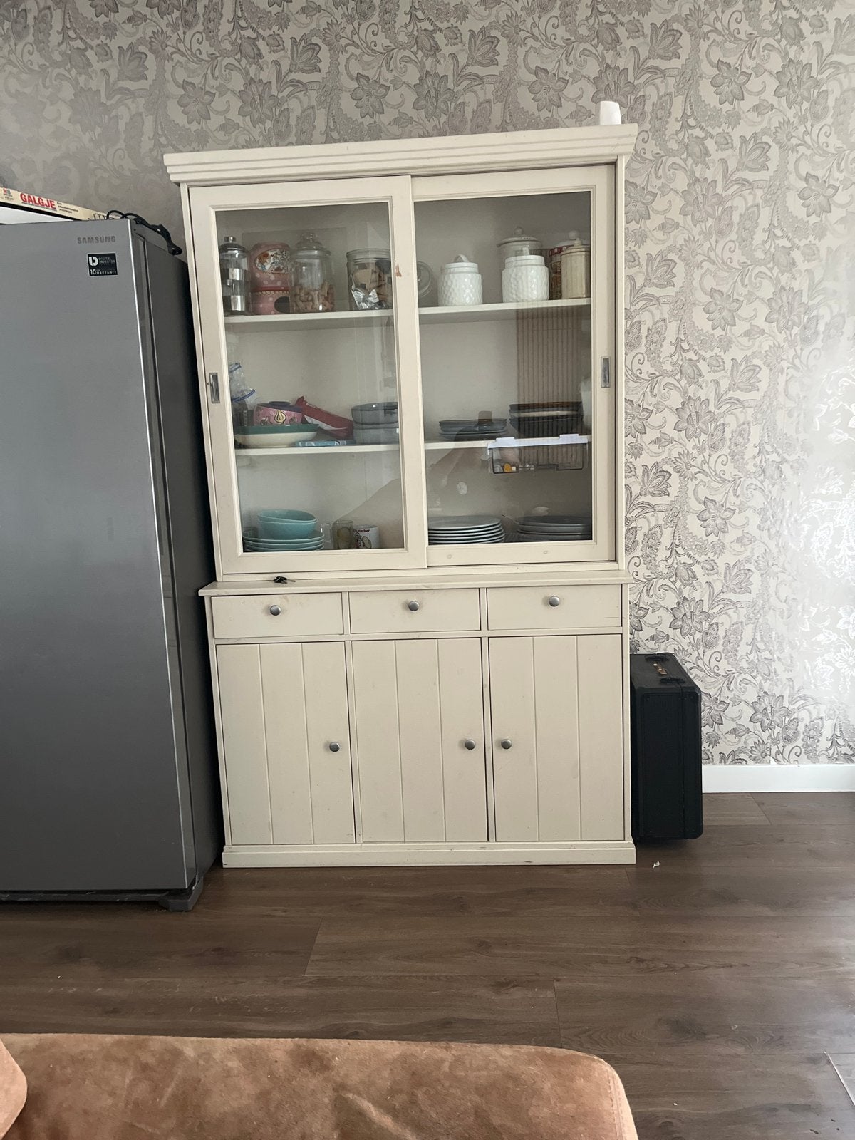 Crèmekleurige buffetkast met glazen schuifdeuren, Huis en Inrichting, Ophalen, Gebruikt, 100 tot 150 cm, Met lade(s)