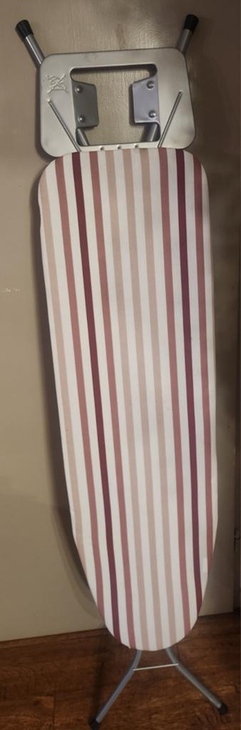 Compacte opvouwbare strijkplank met wandbevestiging, Witgoed en Apparatuur, Strijkijzers en Strijkplanken, Ophalen, Zo goed als nieuw