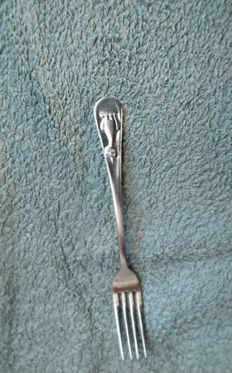 keltum vintage kinderbestek vorkje opdruk kat, Antiek en Kunst, Antiek | Bestek, Ophalen of Verzenden