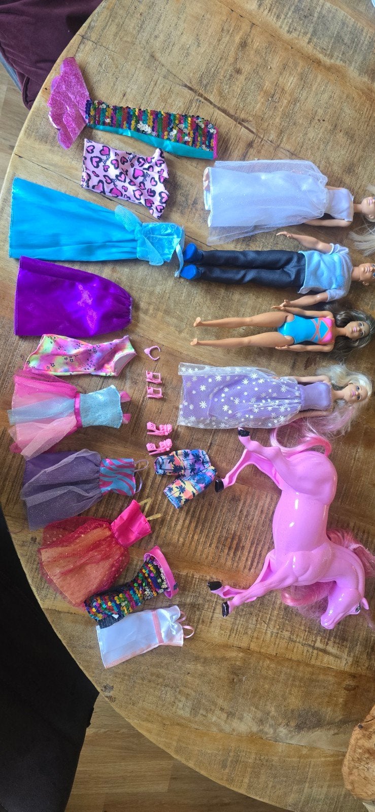 Set Barbies, Ken, paard en kleding, Ophalen of Verzenden, Gebruikt, Barbie