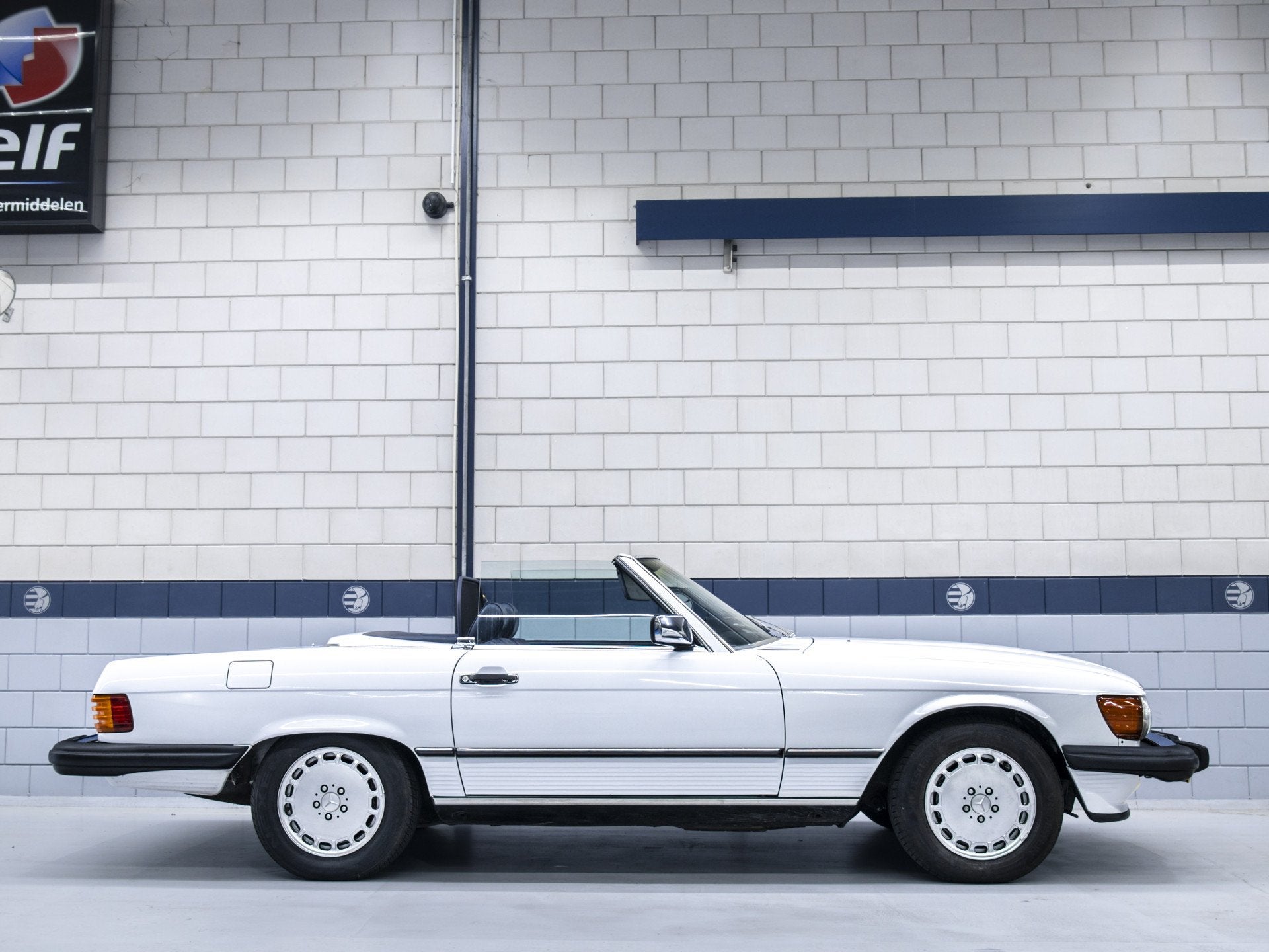 Mercedes-Benz 560SL Cabrio | Gereviseerd (bj 1986), Auto's, Oldtimers, Automaat, 228 pk, Cabriolet, Wit