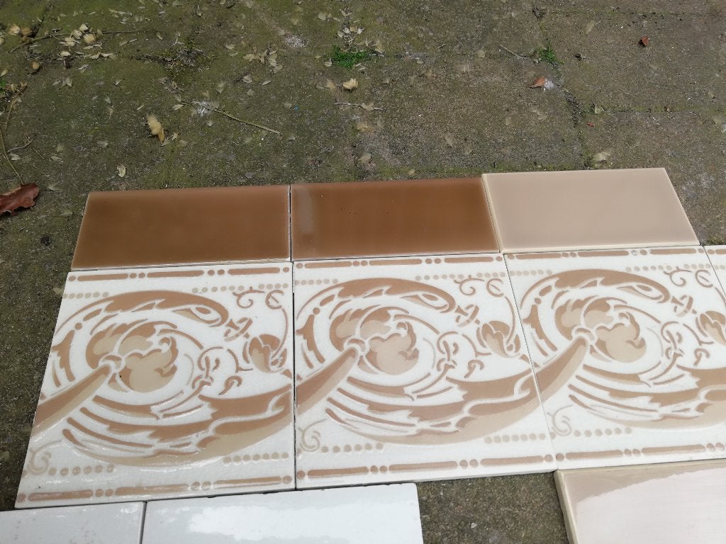 52 art nouveau randtegels met beige / taupe afbeelding