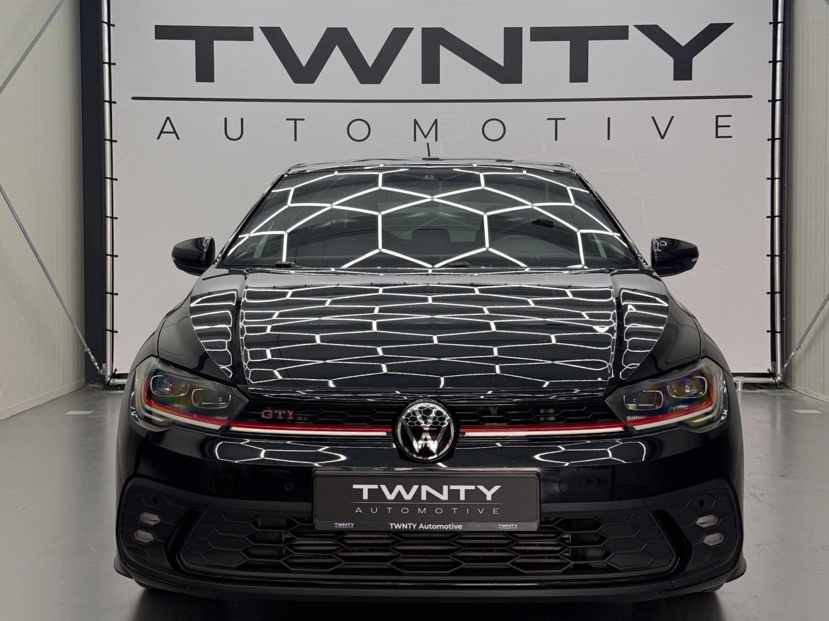 Volkswagen Polo GTI 2.0 TSI |PANO|IQ.LIGHT|BEATS|ACC|Keyless, Stof, Navigatiesysteem, Zwart, 4 cilinders