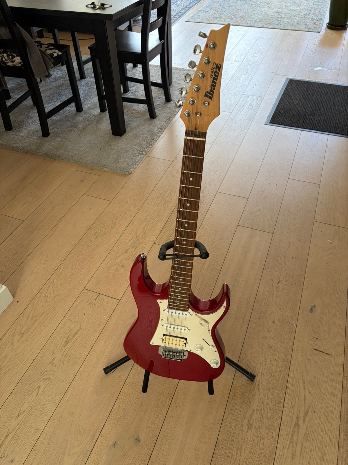 Guitar Ibanez + Emp, Ophalen, Zo goed als nieuw, Solid body, Ibanez