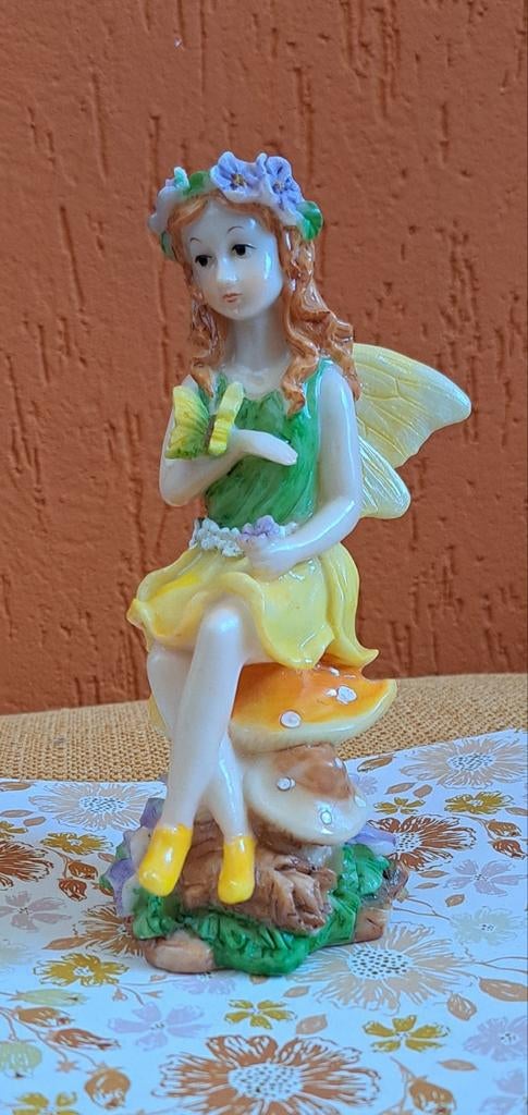 Elfje (fairy) in de natuur met vlinder op paddenstoel, Ophalen of Verzenden, Dier