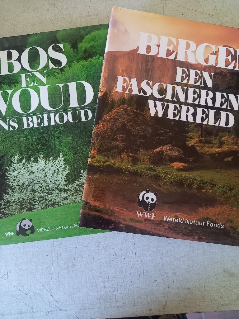 2 natuurboeken wnf : bergen, bos en woud, Ophalen of Verzenden, Zo goed als nieuw, WNF, Natuur algemeen