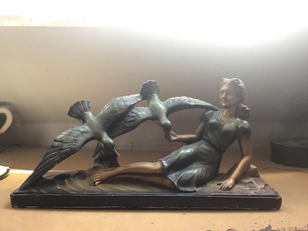 Art Deco Beeld Vrouw met Vogels - Bronskleurig, Antiek en Kunst, Art deco, Gips, Ophalen of Verzenden, Beeld