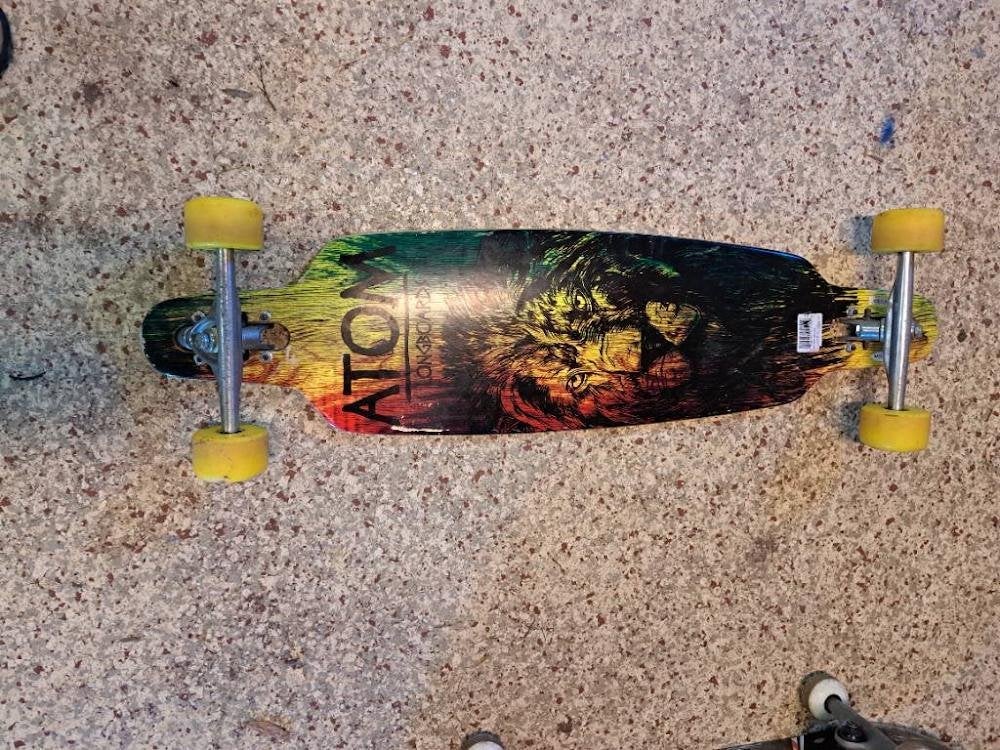 Longboard met leeuwenprint - Atom Longboards, Sport en Fitness, Ophalen of Verzenden, Gebruikt, Overige typen, Longboard