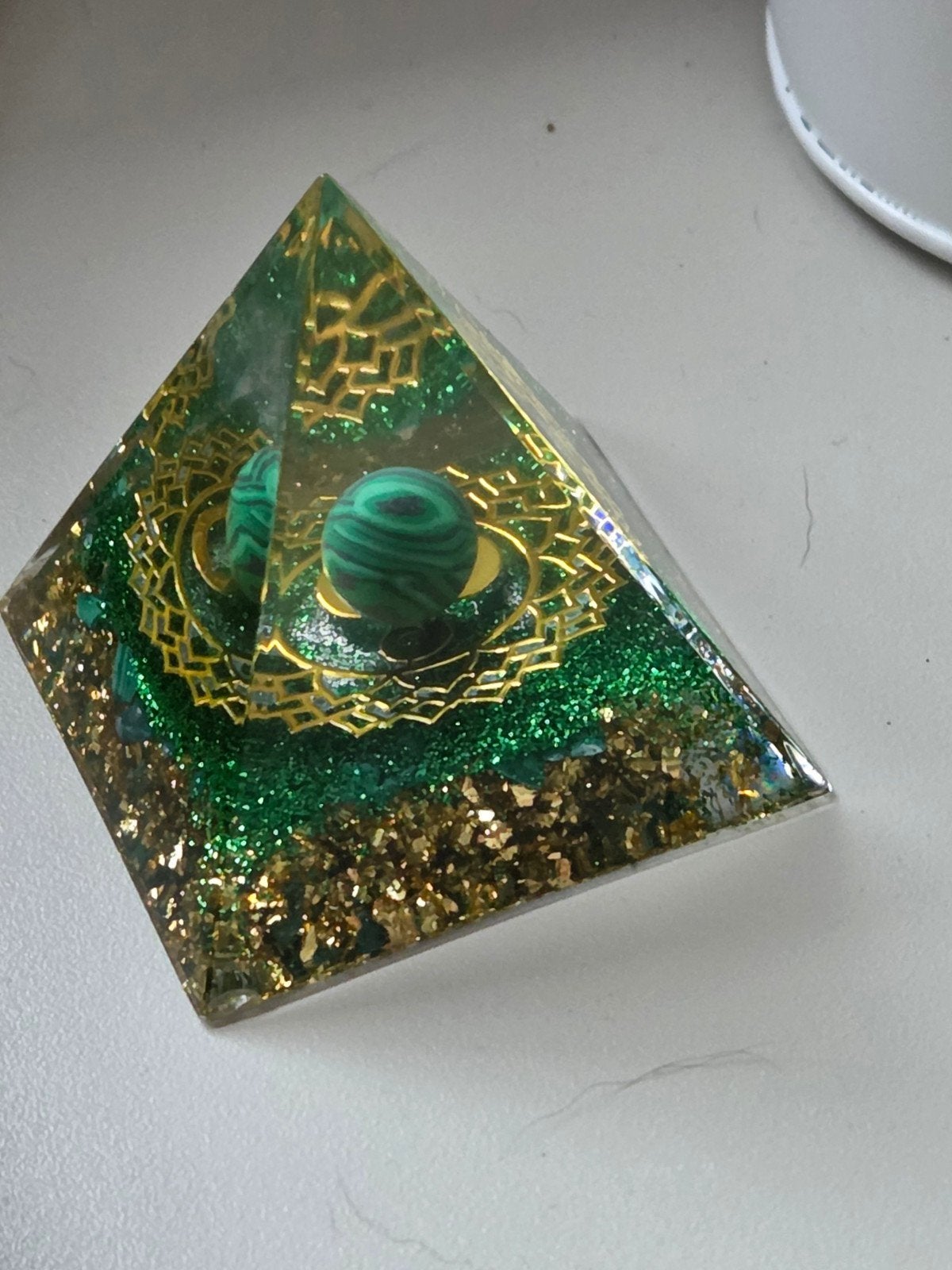 Spirituele Piramide met Malachiet en Goudglitter, Boeken, Ophalen, Nieuw, Spiritualiteit algemeen, Overige typen