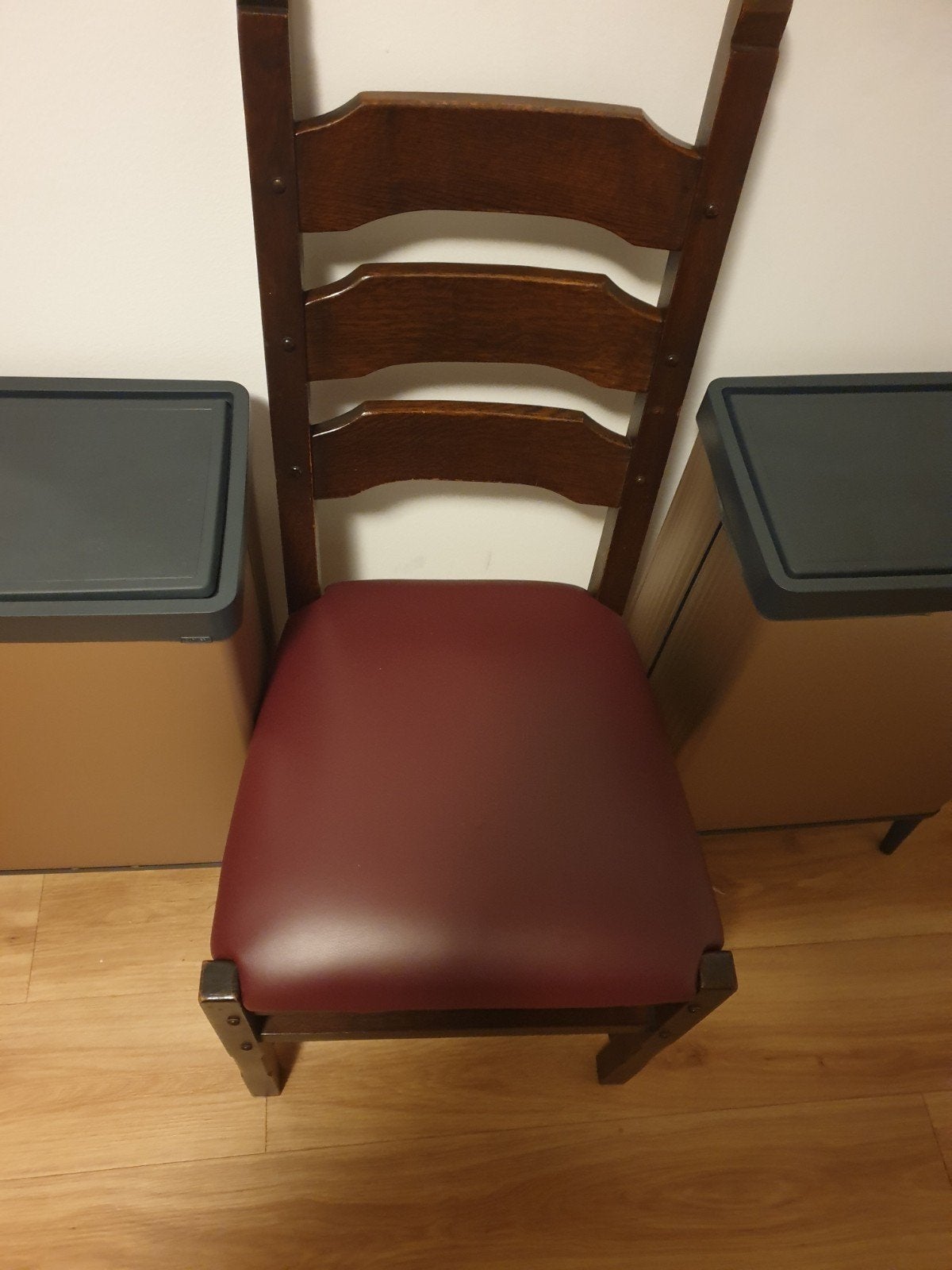 Houten stoel met rood zitvlak, Ophalen, Gebruikt, Klassiek, Eén