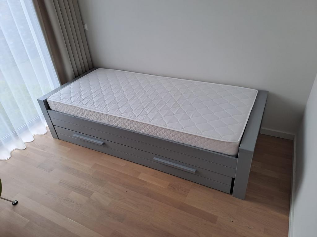 WOOOD Dennis kinderbed incl. lade/logeerbed - Beton grijs, Ophalen, 85 tot 100 cm, Zo goed als nieuw, Lattenbodem