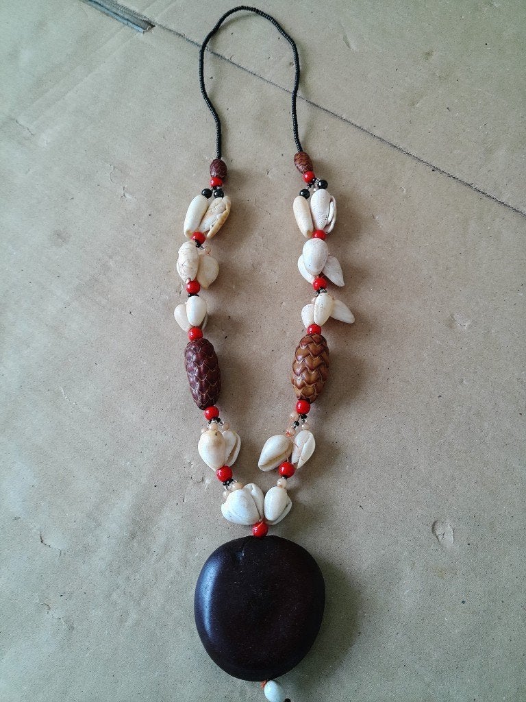 Afrikaanse amulet ketting met kauri schelpen volkskunst 40cm, Ophalen of Verzenden