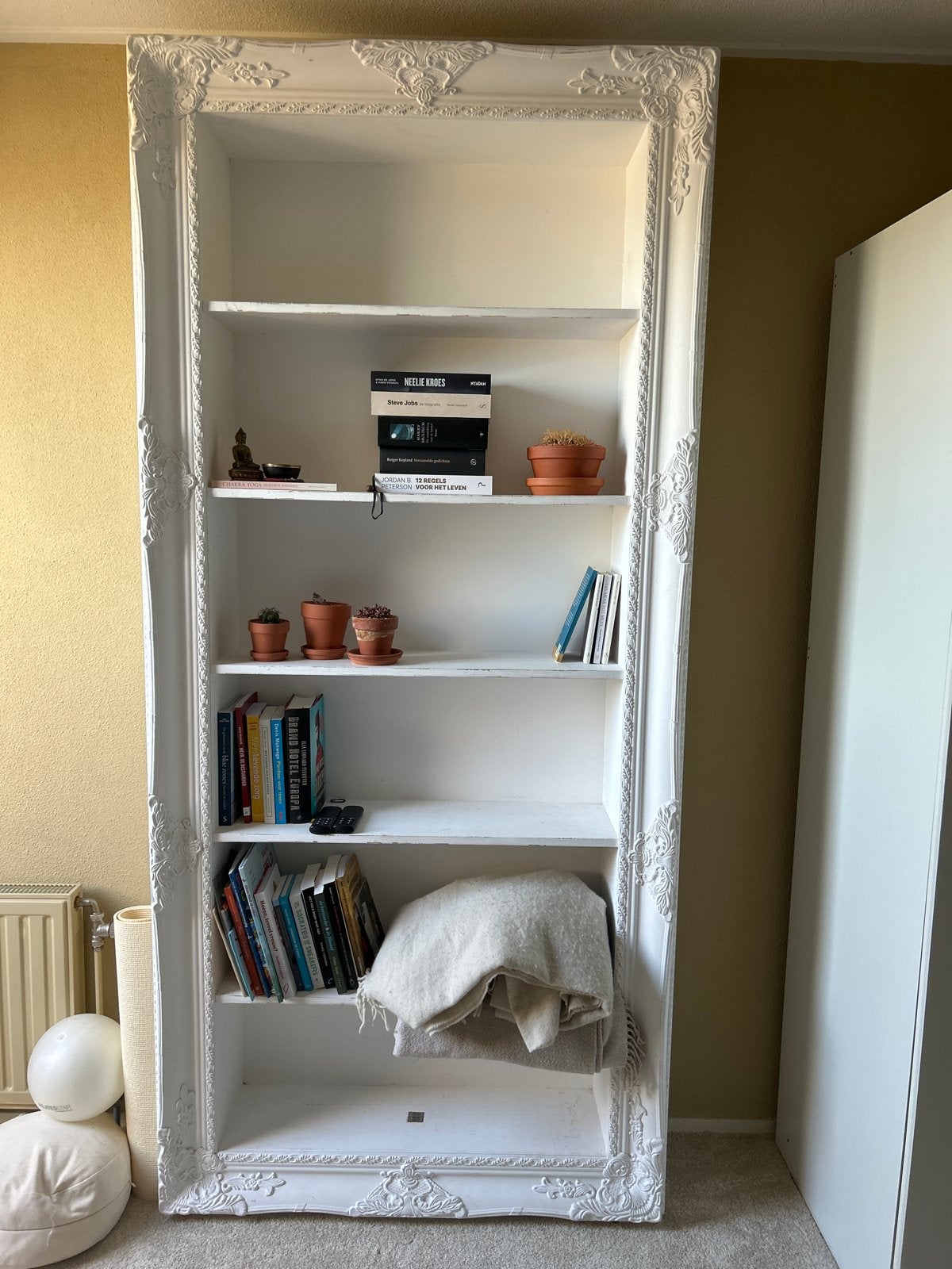 Unieke witte boekenkast met barok details, Huis en Inrichting, Ophalen, Met plank(en), Gebruikt, 200 cm of meer