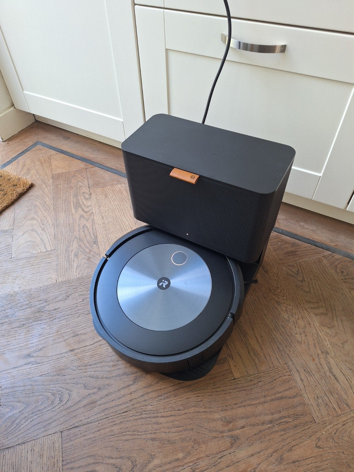 iRobot Roomba J7+ met Clean Base + nieuwe accu + accessoires, Stofzak, IRobot, Refurbished, Robotstofzuiger