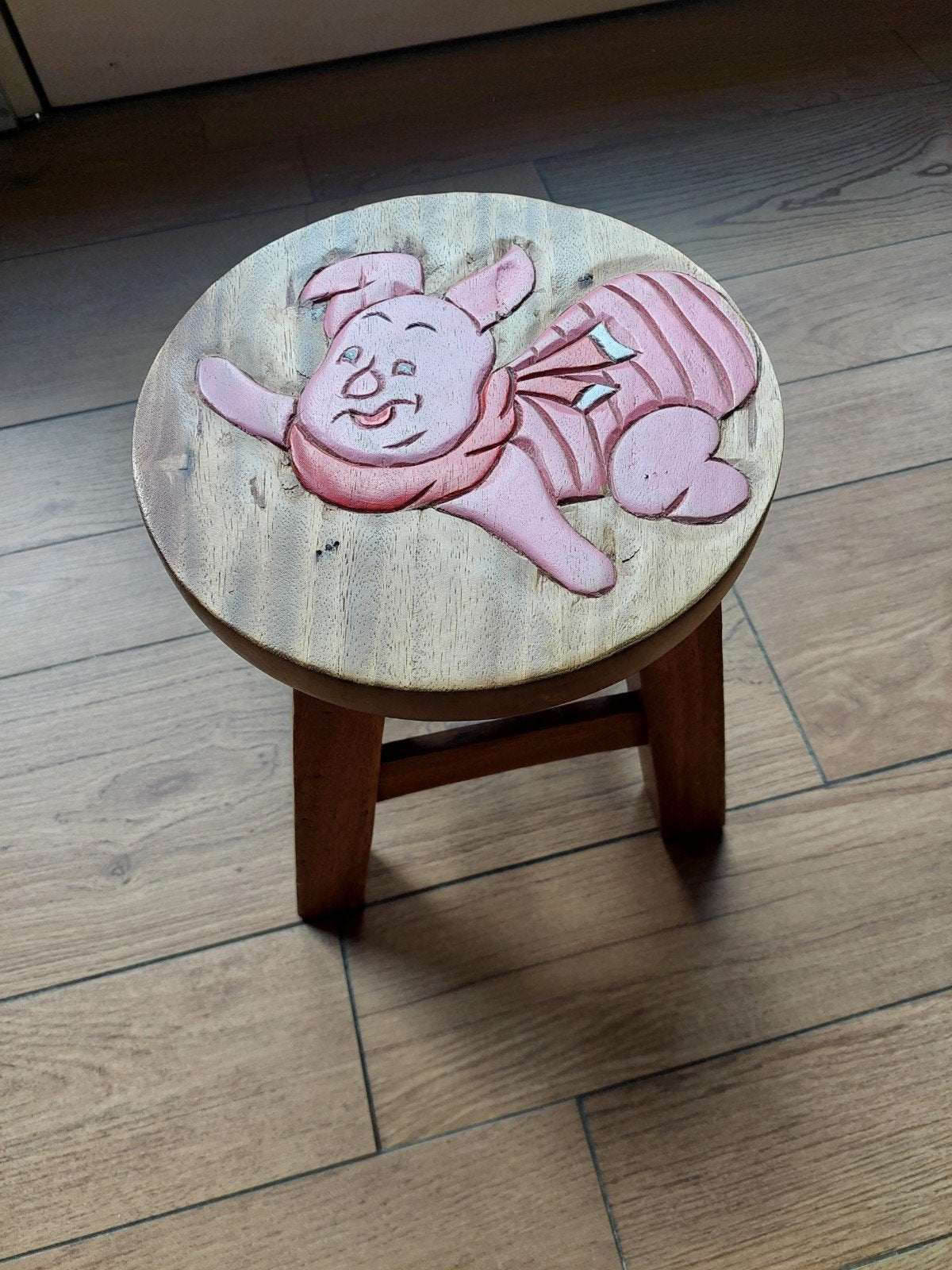 Houten krukje met Knorretje-gravure, Ophalen of Verzenden, Zo goed als nieuw, Hout