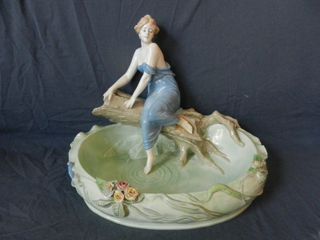 Aardewerk Vrouw op boomstronk T Schoop B Bloch1910 div besch, Ophalen of Verzenden