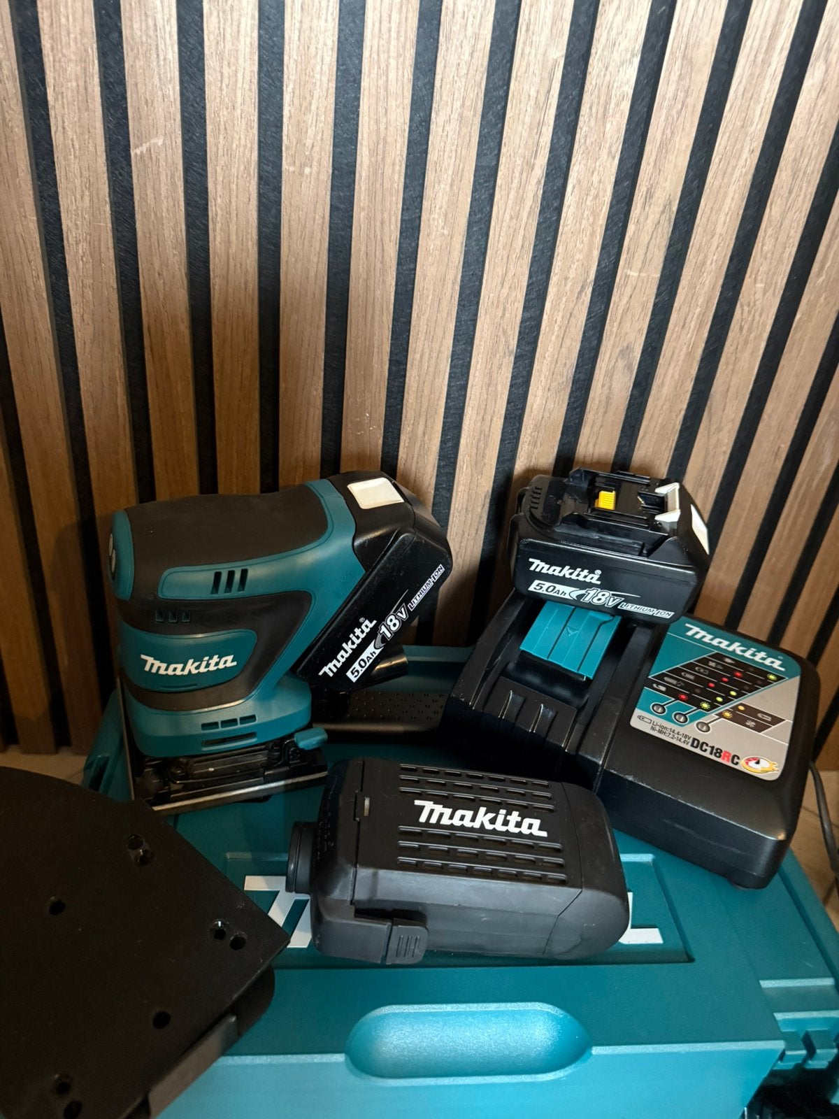Makita DBO189, Ophalen, Zo goed als nieuw, 1200 watt of meer, Vlakschuurmachine