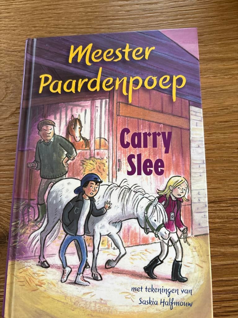 Meester Paardenpoep - Carry Slee (Kinderboek), Ophalen of Verzenden, Zo goed als nieuw, Fictie algemeen