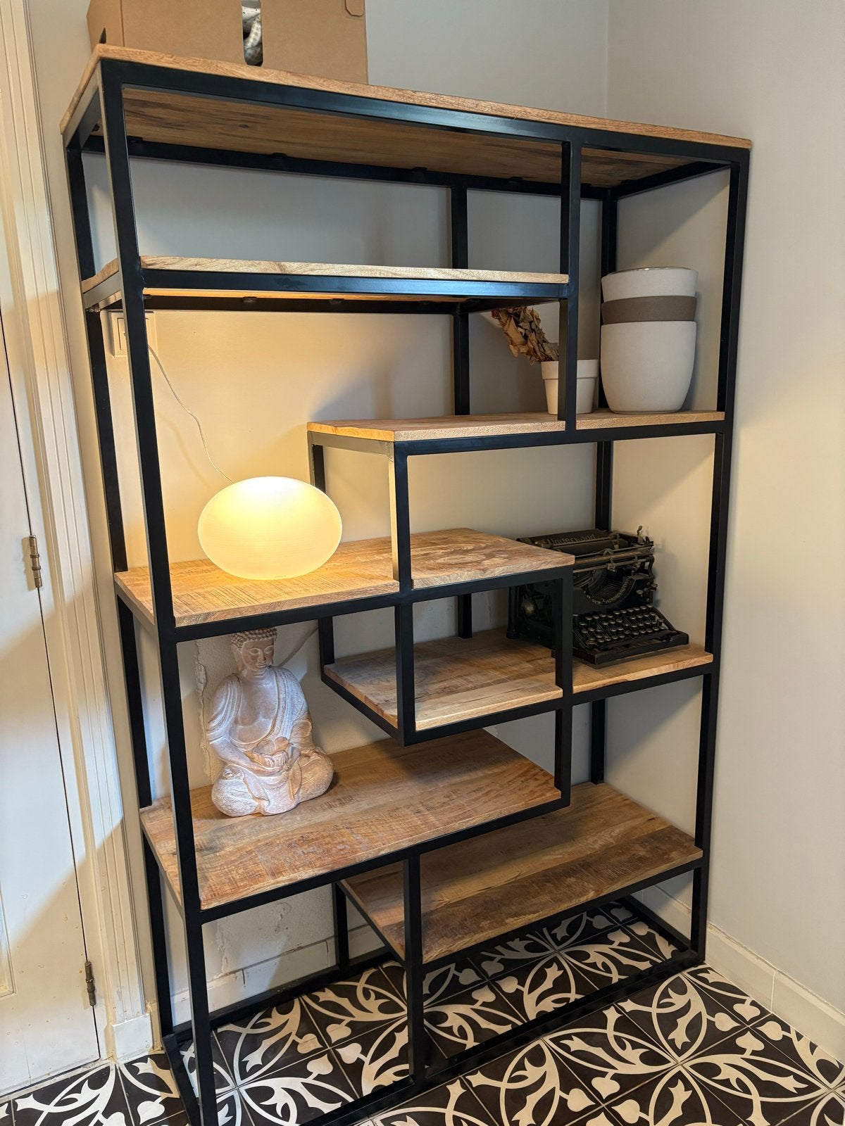 Leen Bakker Kyan boekenkast zwart metal mangohout 180x120x40, Ophalen, Met plank(en), 100 tot 150 cm, Zo goed als nieuw