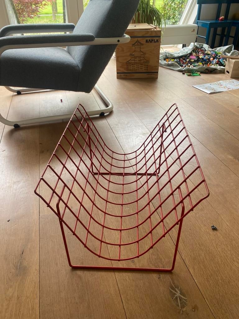 Retro draadstaal lectuurmand, kleur rood, Ophalen, Gebruikt