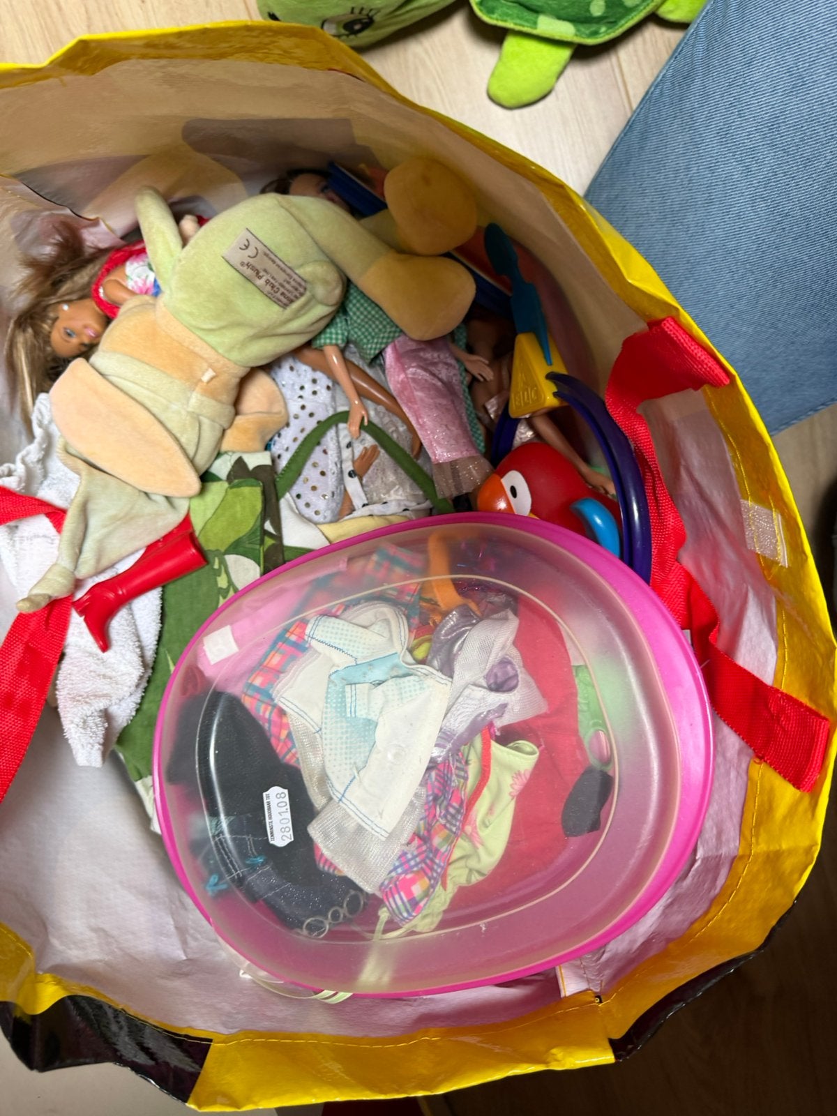 Tas vol barbies en knuffels en baby en kleertjes, Ophalen, Gebruikt, Barbie