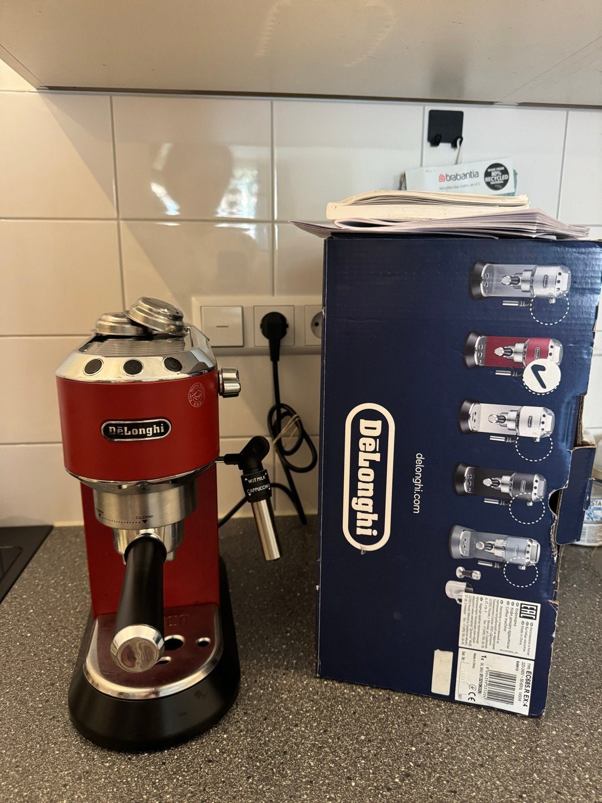 De'Longhi Dedica Style EC685.R Espressomachine Rood, Afneembaar waterreservoir, Espresso apparaat, Gemalen koffie, Ophalen of Verzenden