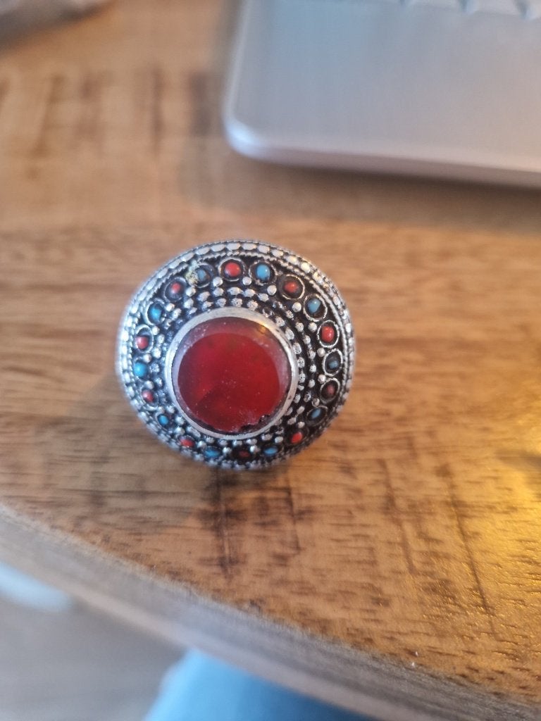 Tibetaans zilveren ring. Carneool/koraal/turquoise. Maat 17., Ophalen of Verzenden, Zilver, Ring, Met edelsteen