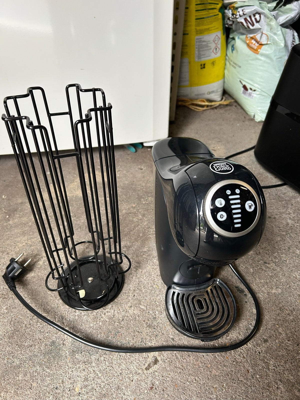 Nescafé Dolce Gusto met cup houder, Ophalen of Verzenden, Gebruikt, Koffiemachine, Koffiepads en cups