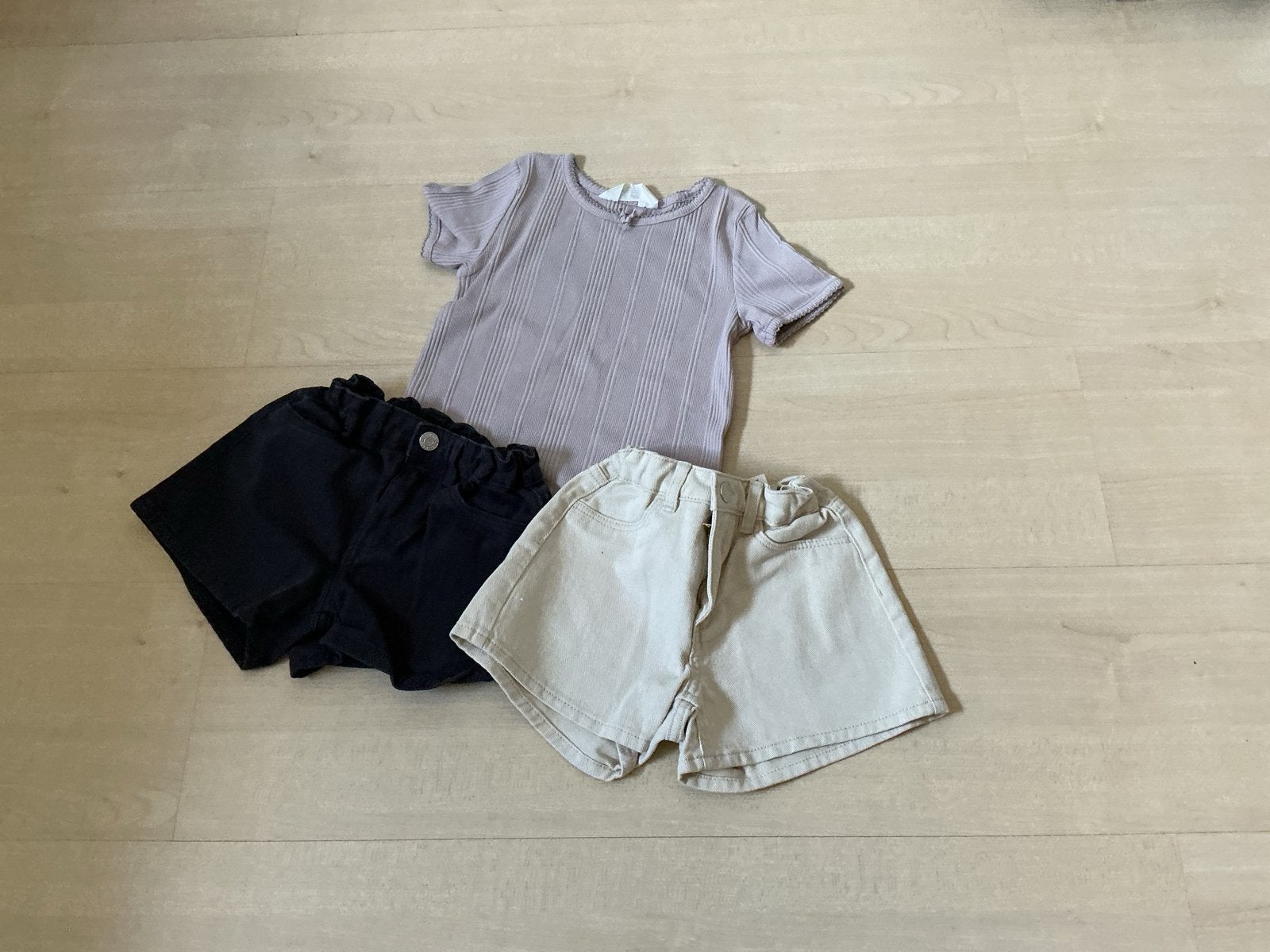 H&M Kledingpakket: 2 korte broeken (122) & shirt (128), Kinderen en Baby's, Kinderkleding | Maat 122, Ophalen of Verzenden, Gebruikt