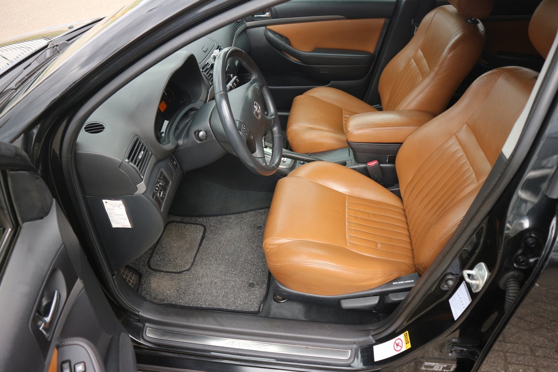 Toyota Avensis Wagon 2.0 VVTi Business Pro / AUTOMAAT / LEER, Auto's, 1998 cc, 1370 kg, 4 cilinders, Zwart
